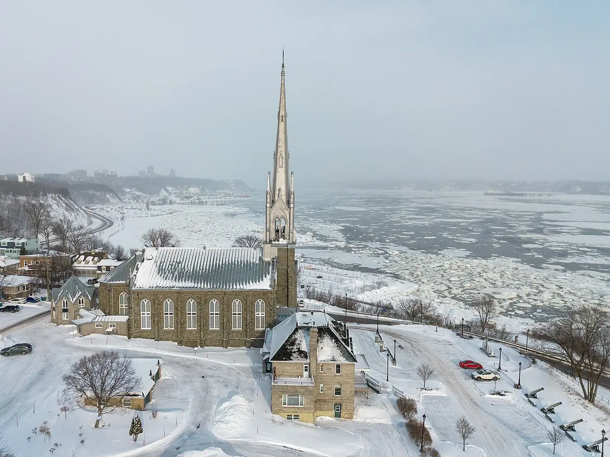 Le quartier de Sillery sous la neige, maisons et clocher de l’église Saint-Michel