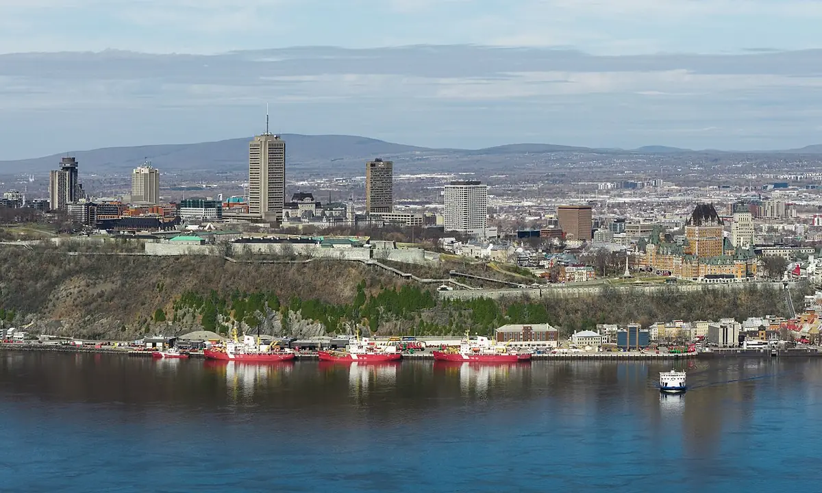 La silhouette de Québec vue depuis Lévis, de l’autre côté du fleuve Saint-Laurent