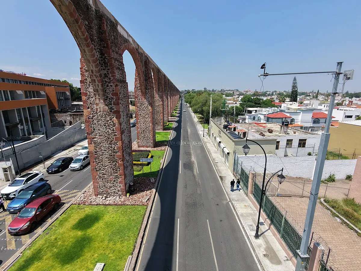 L’aqueduc historique de Querétaro, ses arches de pierre bordant la route