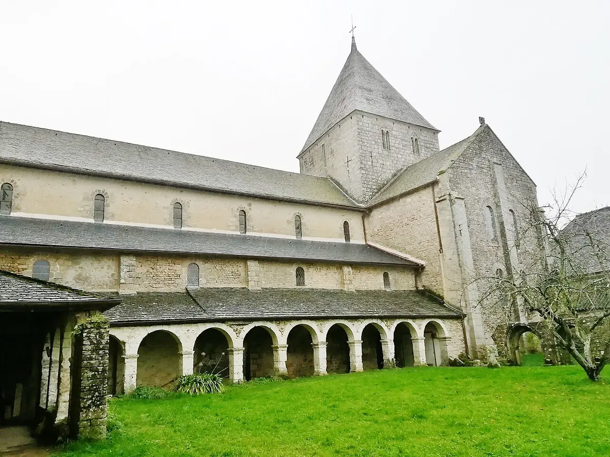 Le cloître et l’église du prieuré de Locmaria à Quimper, pelouse au premier plan
