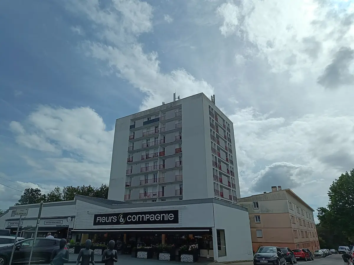 Un immeuble d’habitation au 2 rue d’Armor à Quimper, avec un commerce au rez-de-chaussée