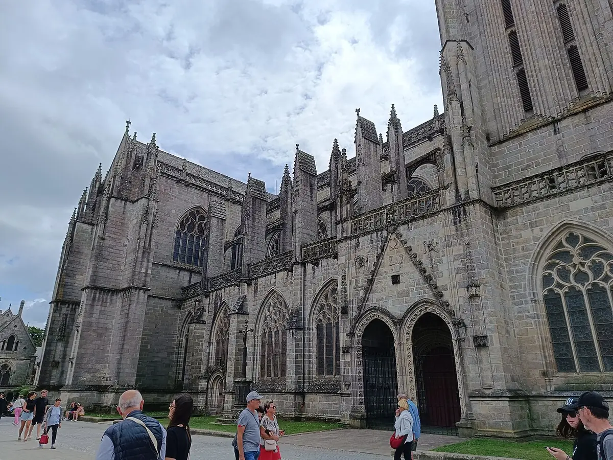 Le flanc gothique de la cathédrale Saint-Corentin à Quimper, promeneurs à son pied