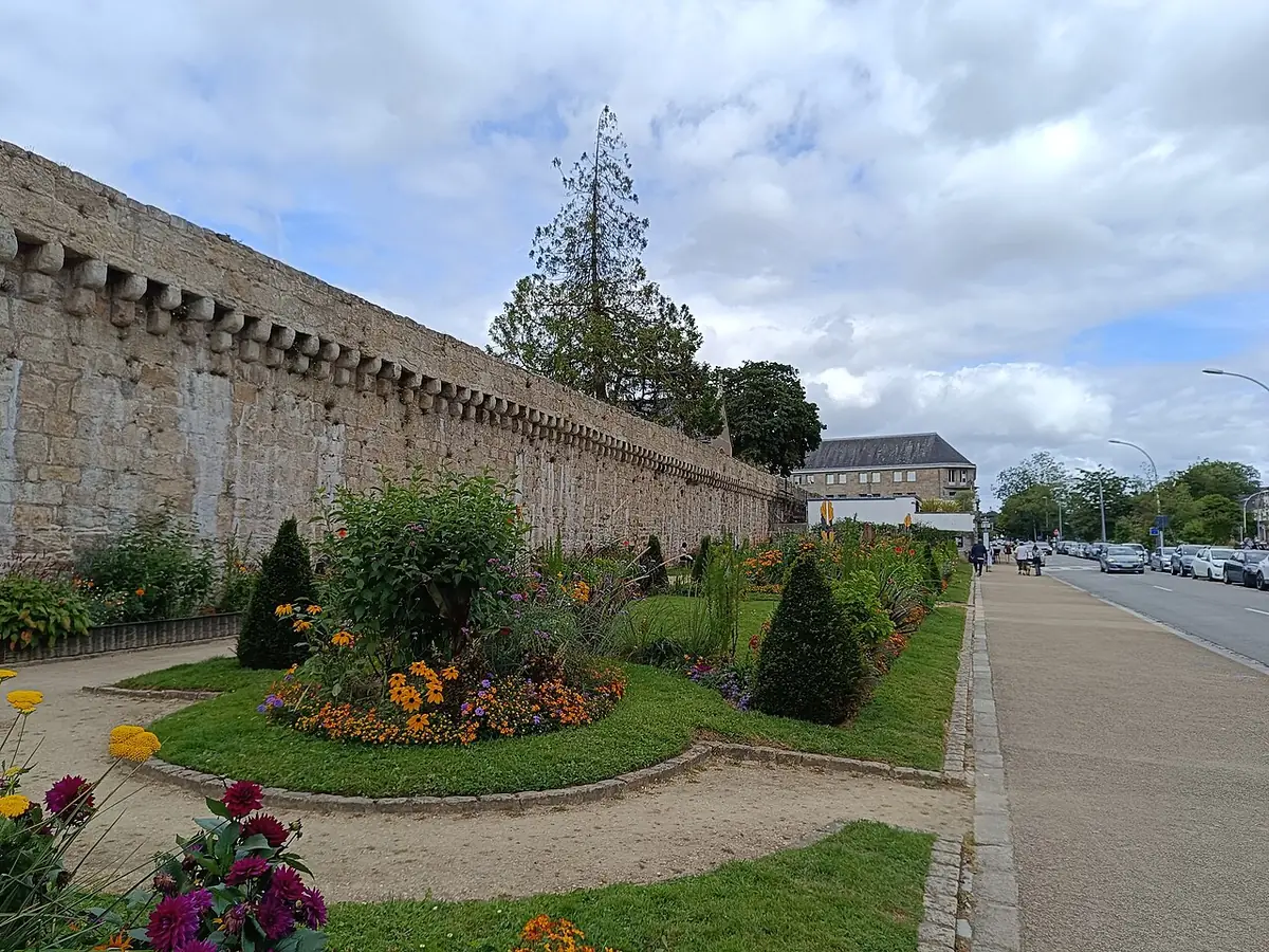 Le jardin de l’Évêché à Quimper, parterres fleuris le long des remparts