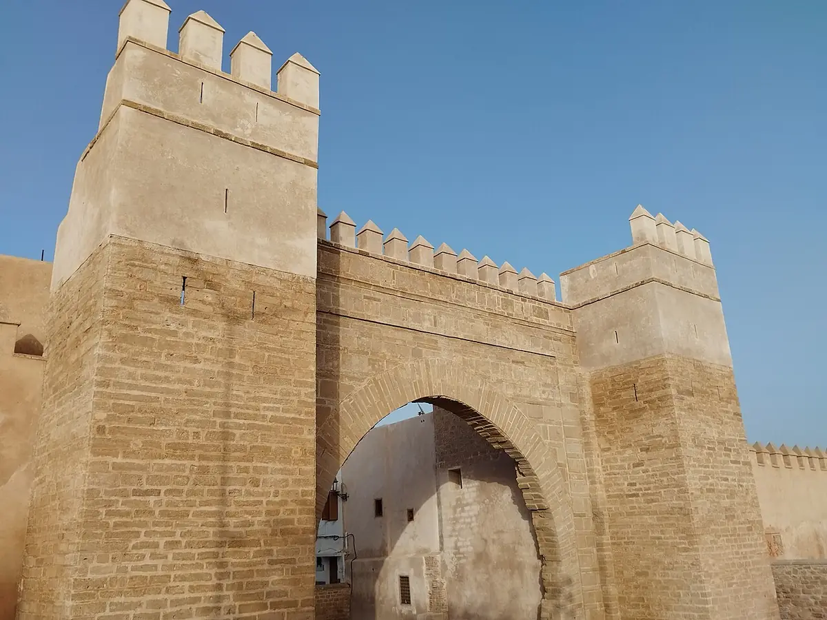 La porte Bab Dar Assinaa, une arche fortifiée sous un ciel bleu