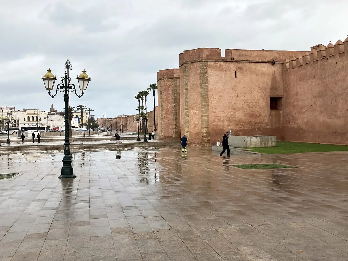La place Bab El Had, ses réverbères et les remparts almohades
