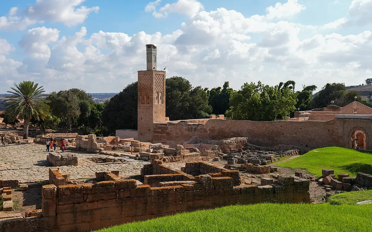 Les ruines romaines de Chellah, un minaret ancien entouré d’arbres et de remparts