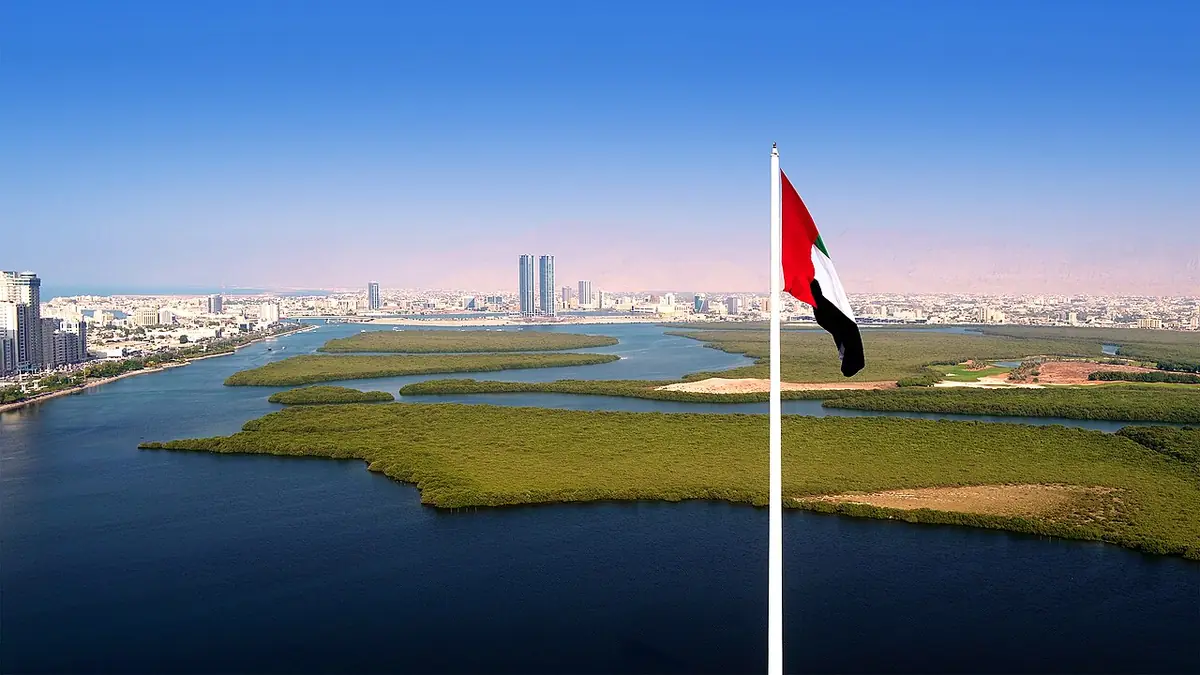 Vue aérienne du centre-ville de Ras Al Khaimah et de son lagon depuis la corniche