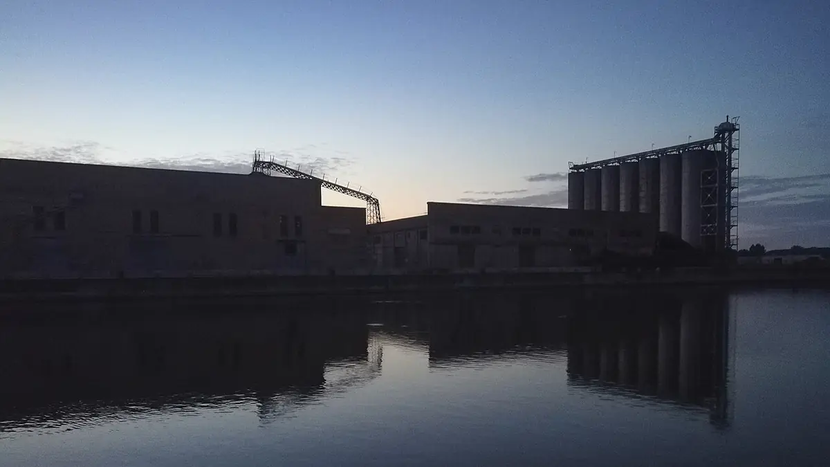 La darse de Ravenne après le coucher du soleil, bâtiments reflétés dans l’eau