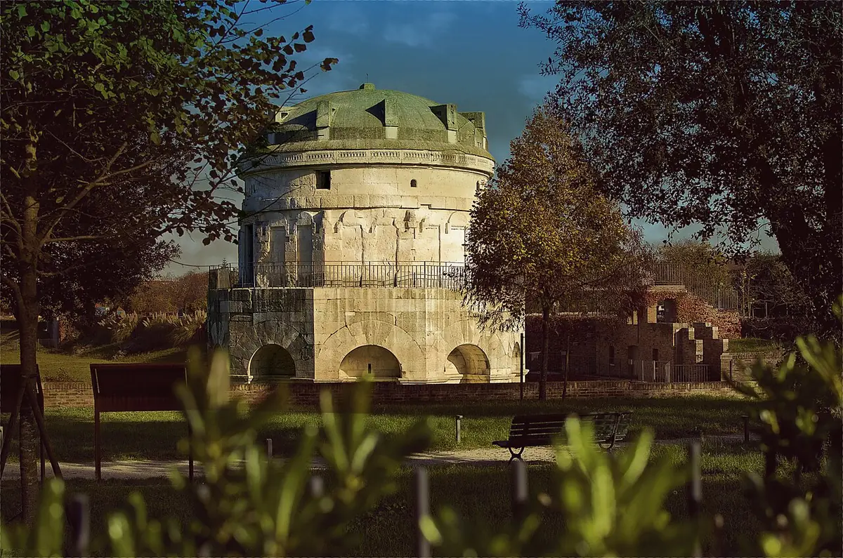 Le mausolée de Théodoric à Ravenne, entouré d’arbres