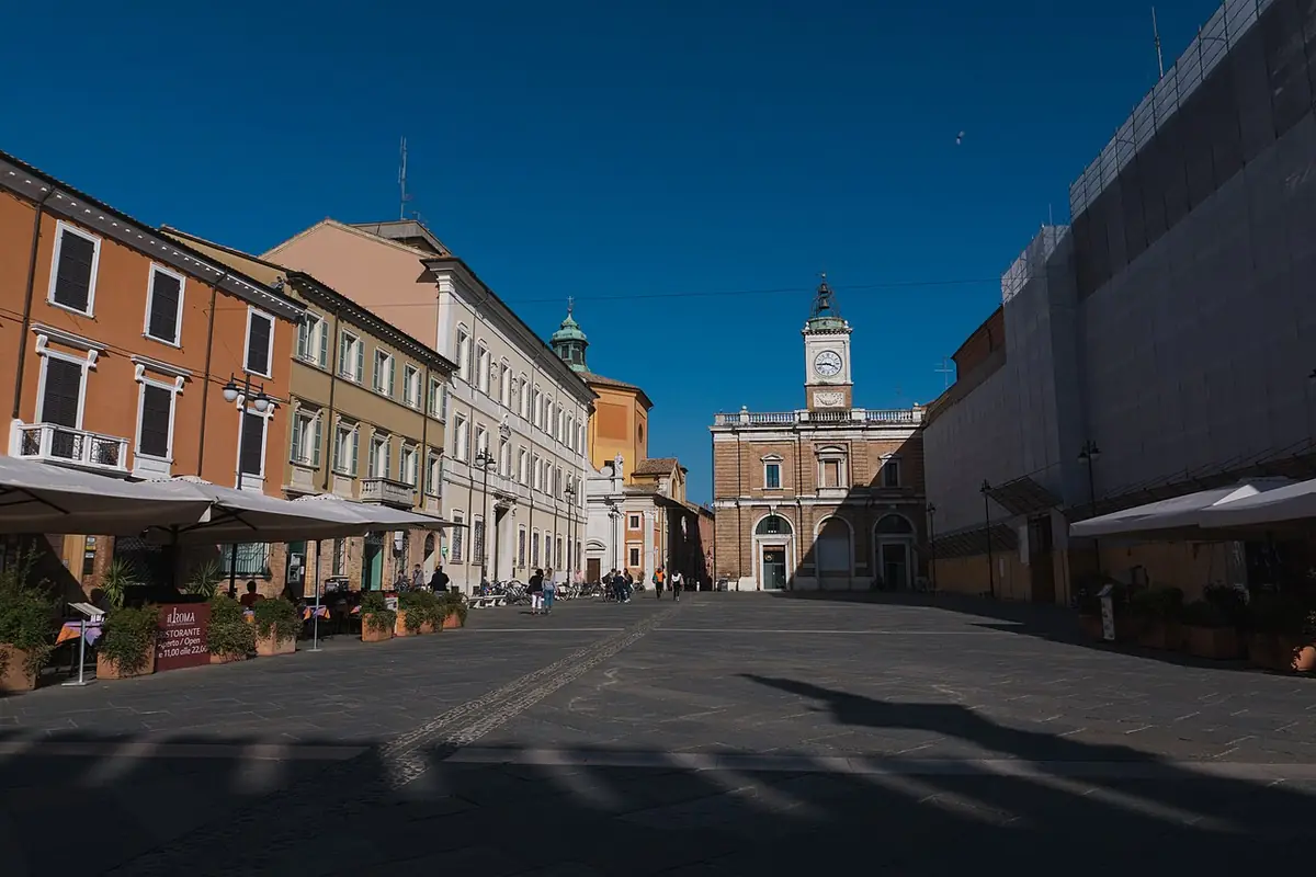 La piazza del Popolo à Ravenne, bordée de terrasses et de façades colorées