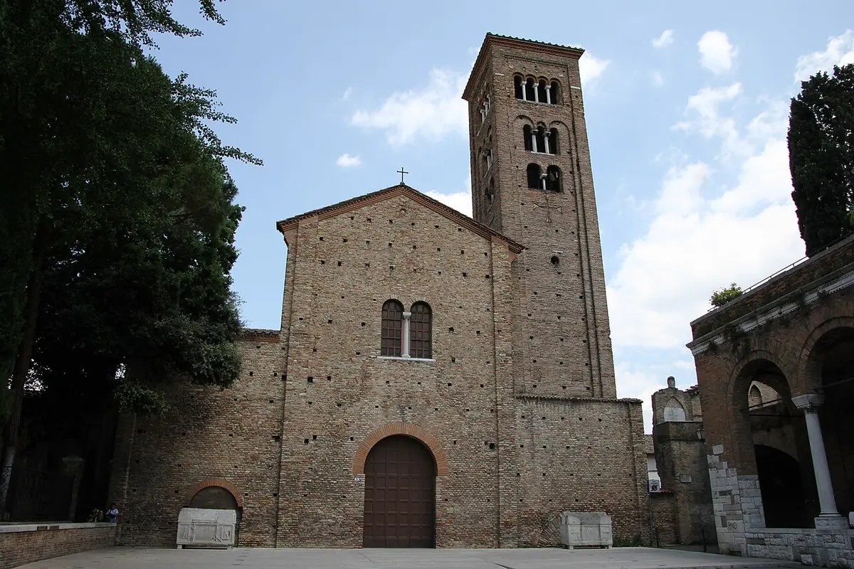 La façade et le campanile de la basilique San Francesco à Ravenne