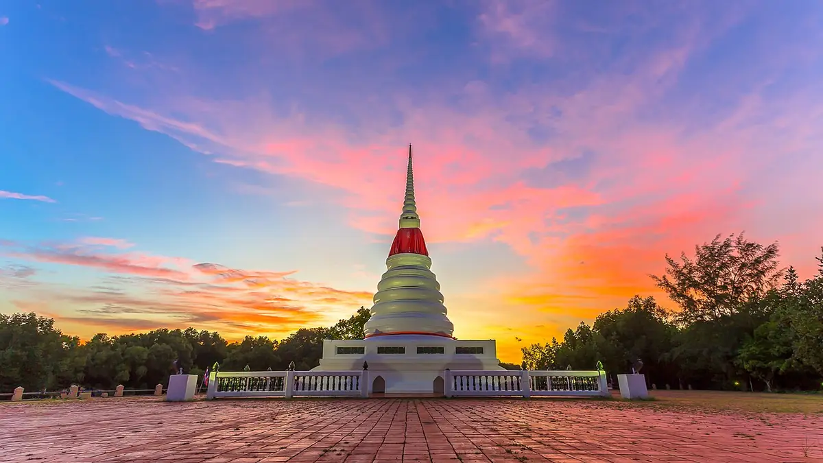 Le chedi de Klang Nam se reflétant dans l’eau au coucher du soleil