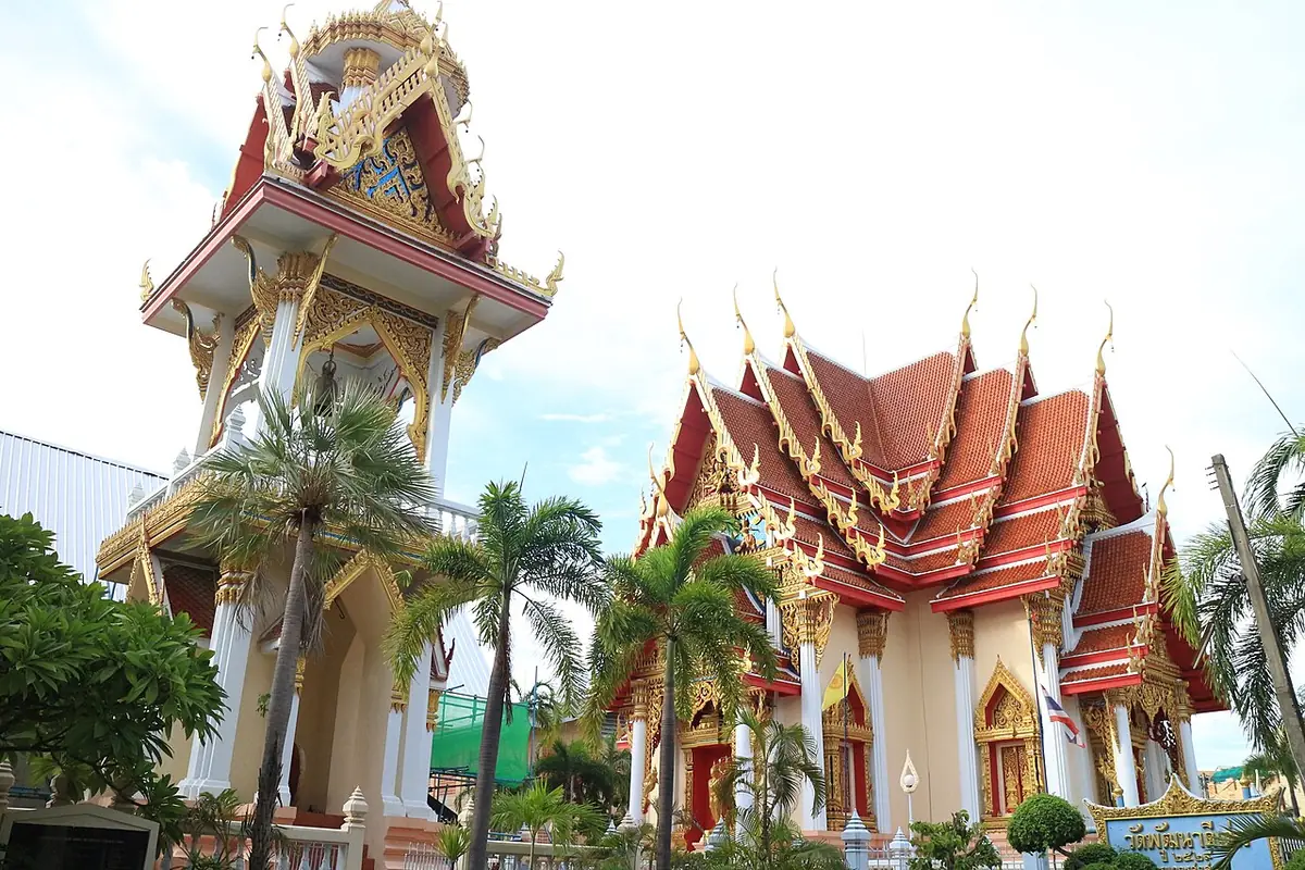 Le clocher orné du Wat Lum, entouré de palmiers