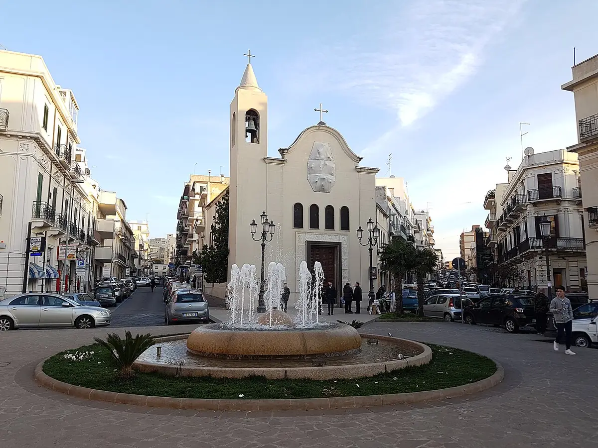 La fontaine de la piazza del Carmine à Reggio de Calabre, église et immeubles autour