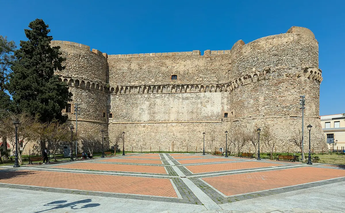 Le château aragonais de Reggio de Calabre et la place pavée devant
