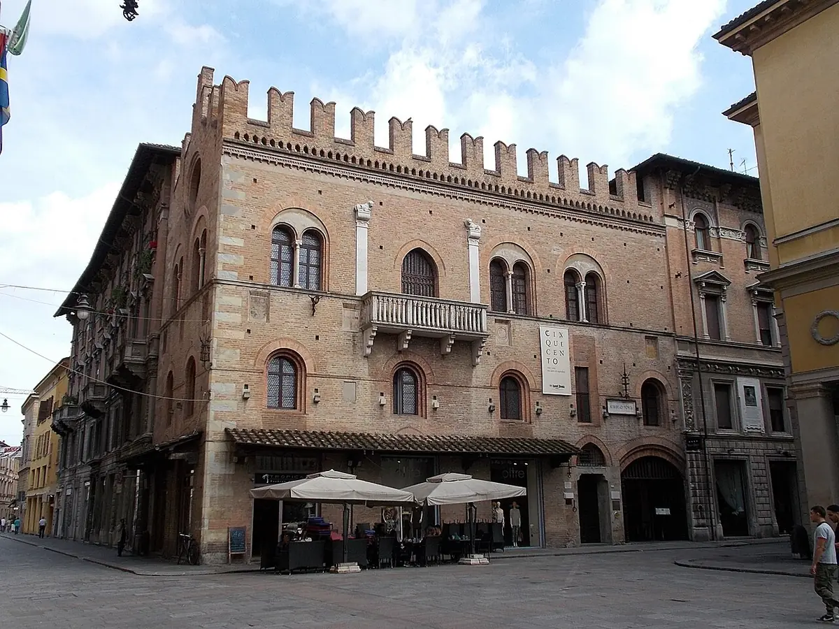 Le palais du Capitano del Popolo à Reggio d’Émilie, façade crénelée en brique