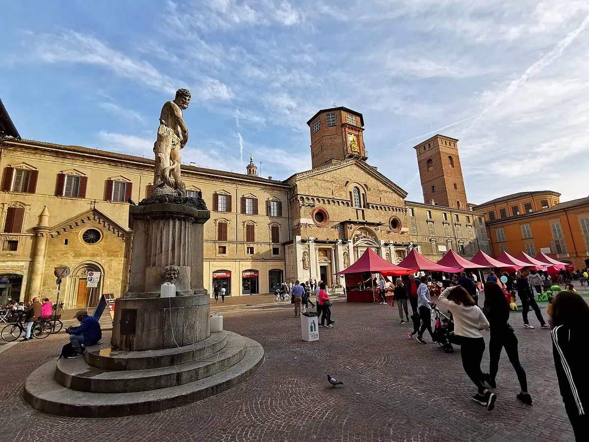 La piazza del Duomo à Reggio d’Émilie, statue du Crostolo et façade du Duomo