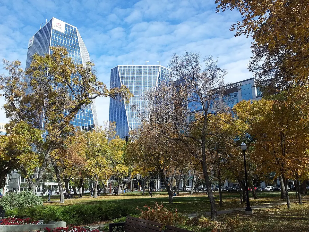 Tours de verre du centre de Regina vues depuis les arbres d’automne de Victoria Park
