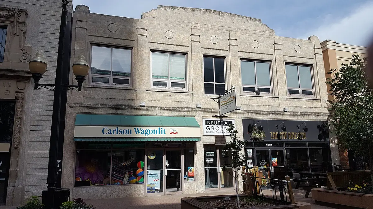Le Mitchell Building à Regina, façade claire avec commerces au rez-de-chaussée