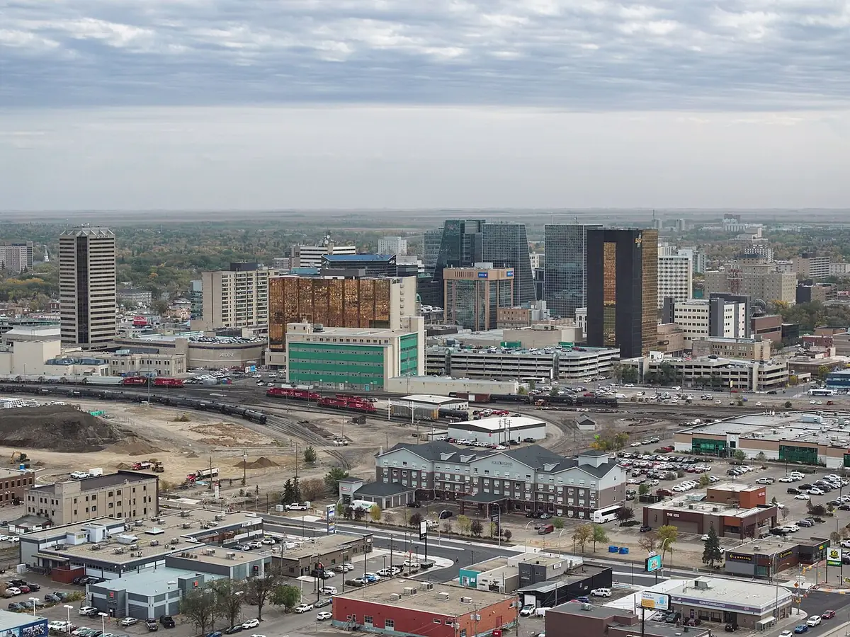 Les tours du centre-ville de Regina vues de haut, avec la plaine à l’horizon