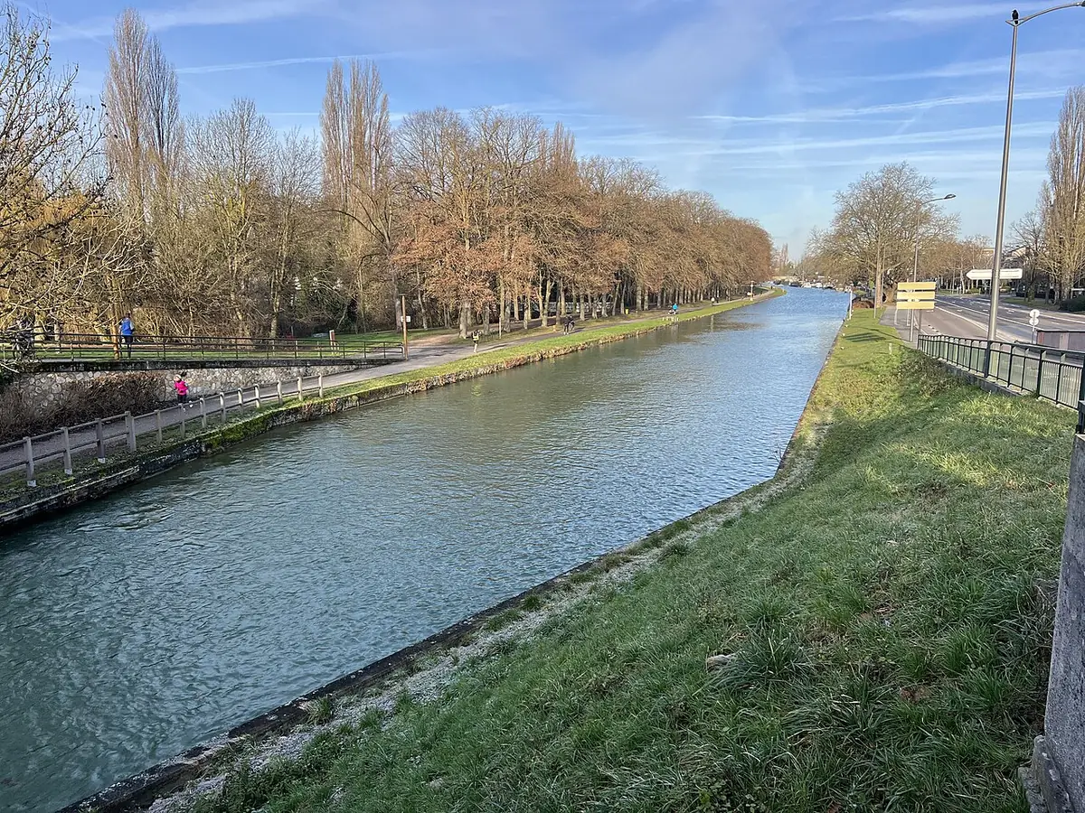 Le canal de l’Aisne à la Marne, bordé d’arbres en symétrie