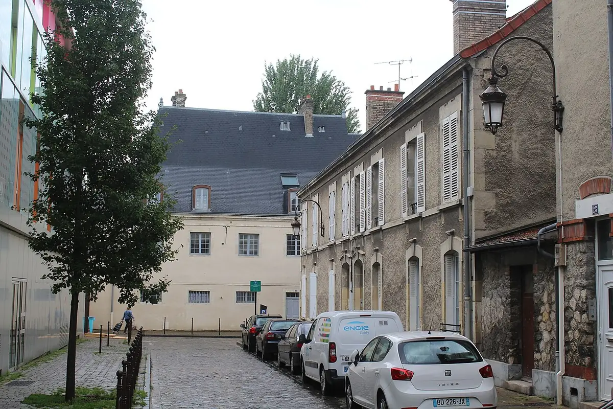 La rue de l’Équerre à Reims, calme et bordée de voitures