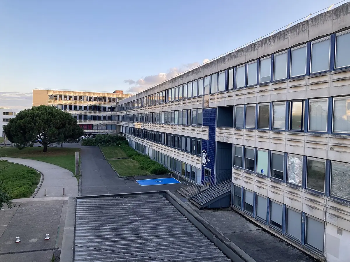Un bâtiment moderne du campus universitaire de Rennes 2, entouré de pelouses