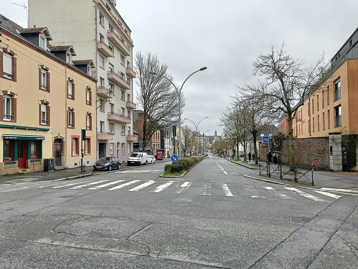 Une rue calme de Rennes bordée d’immeubles