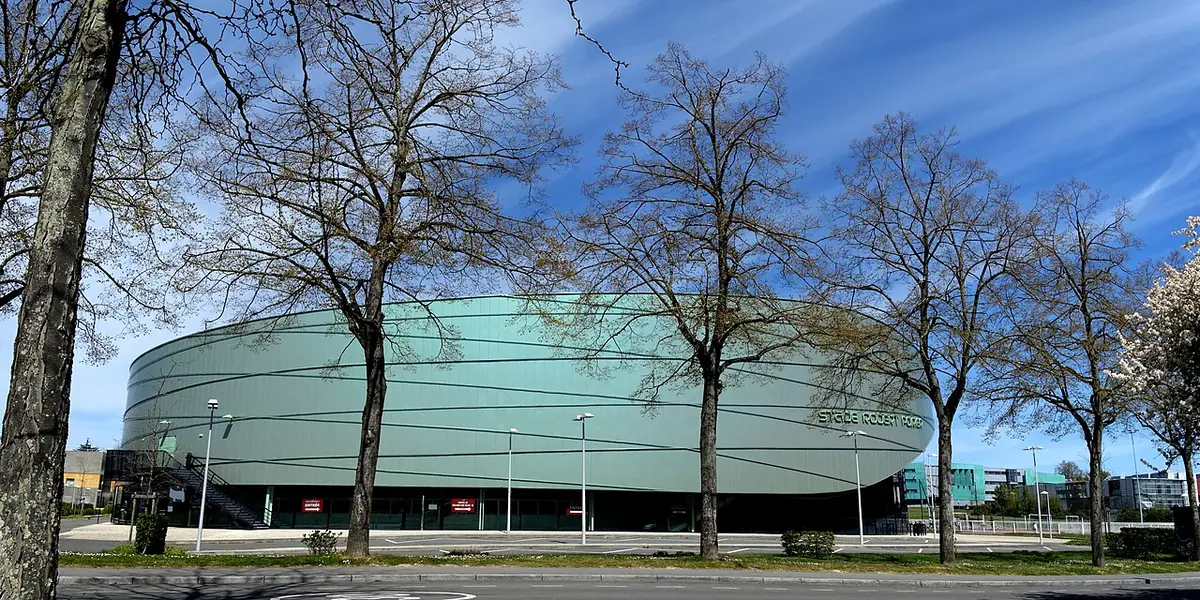 Le stade Robert-Poirier, bâtiment sportif aux courbes vertes