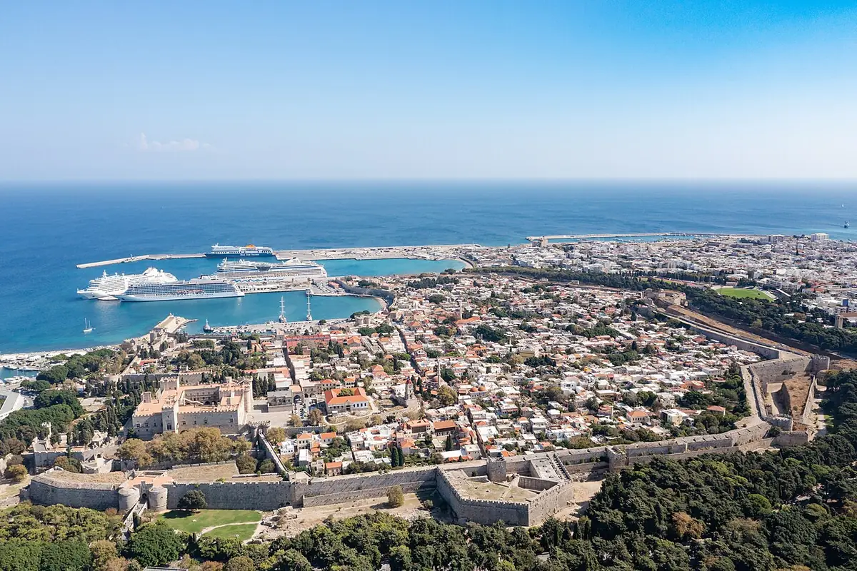 Vue aérienne de la vieille ville de Rhodes, remparts et mer turquoise