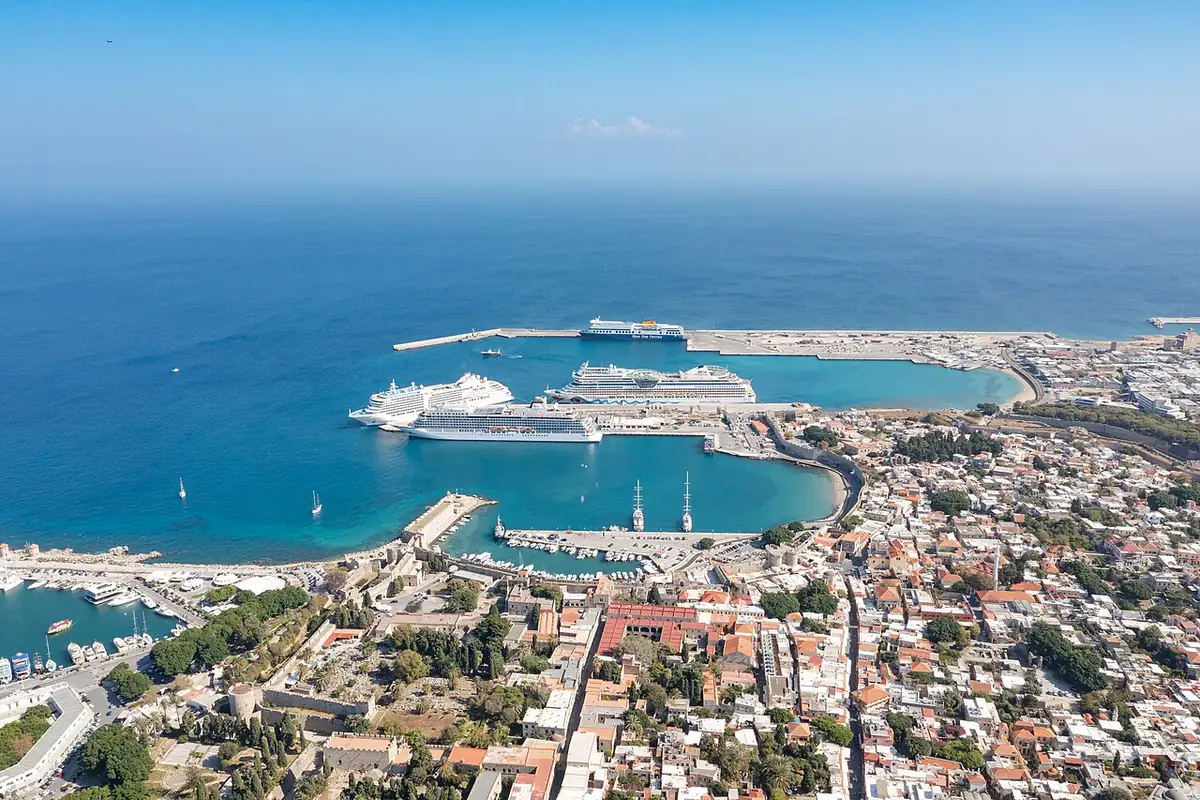 Le port touristique de Rhodes vu du ciel, bateaux amarrés le long des quais
