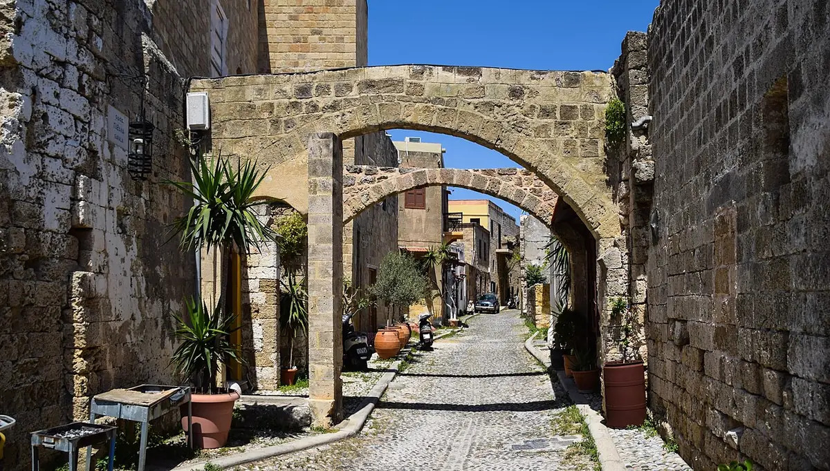 La rue Gavala dans la vieille ville de Rhodes, pavés et arcade en pierre