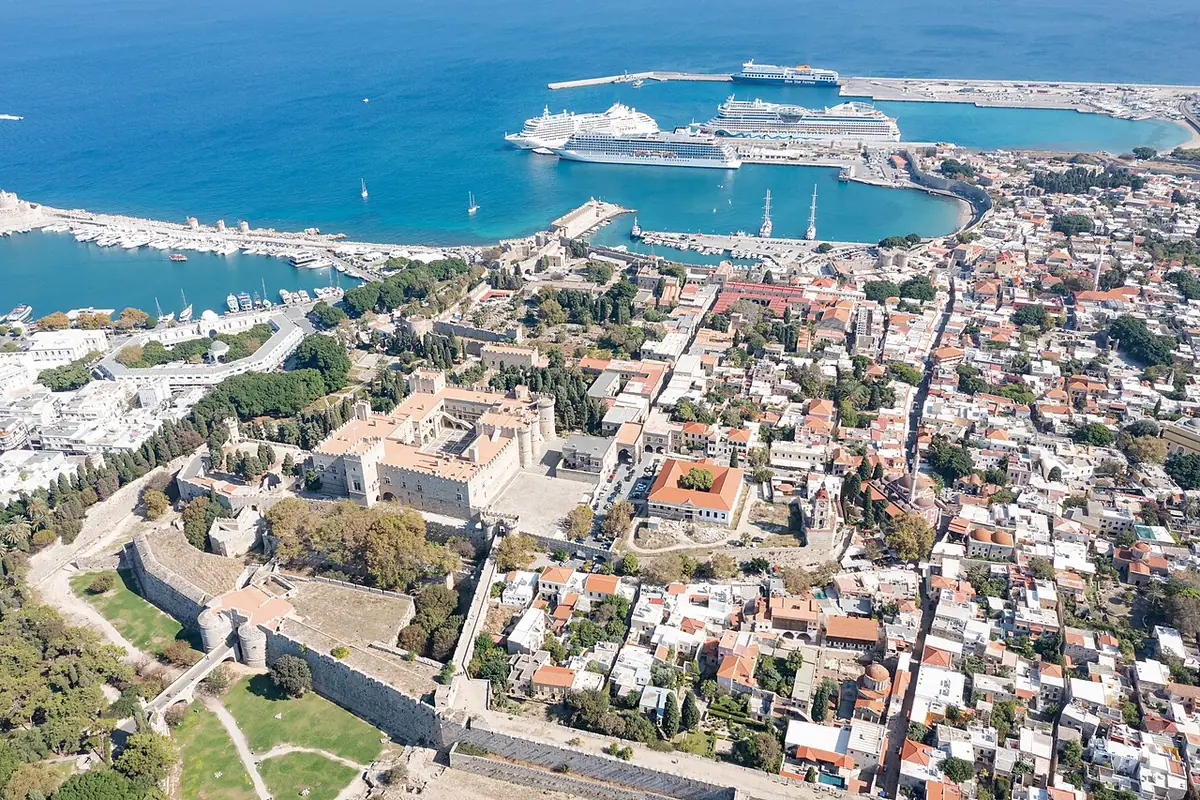 Vue aérienne de la vieille ville de Rhodes, habitat dense entre les remparts