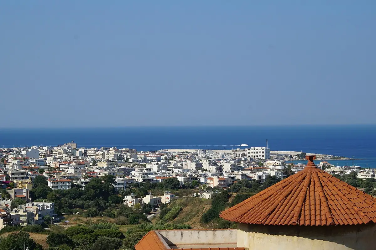 Vue aérienne des toits de tuiles rouges d’un quartier de Rhodes