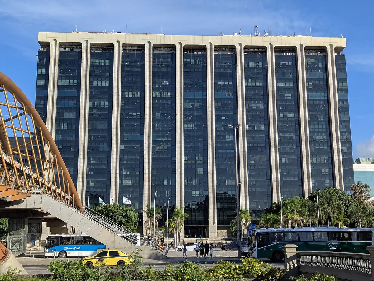Le Centro Administrativo et sa passerelle piétonne, dans le quartier de Cidade Nova