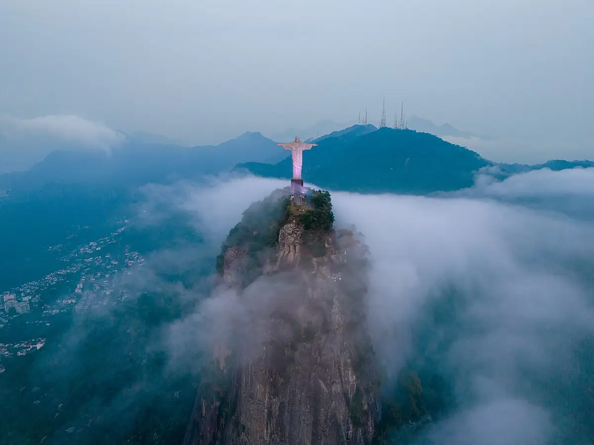 Le Christ Rédempteur émergeant des nuages au-dessus de Rio