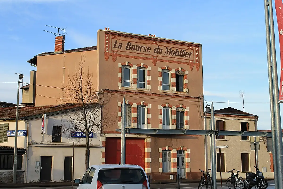Bâtiment de brique rue Pierre Semard à Roanne, peint « La Bourse du Mobilier »