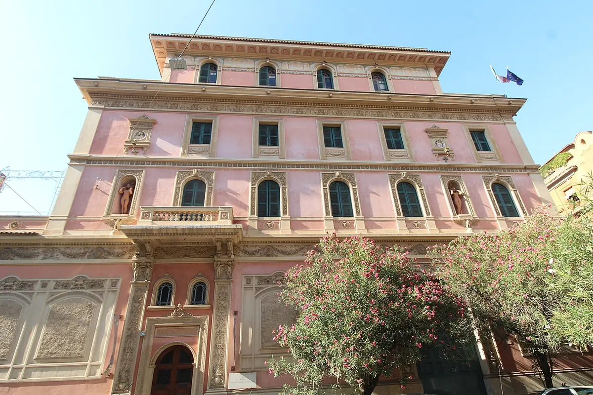 Façade rose du musée Hendrik Christian Andersen à Rome, lauriers-roses au premier plan