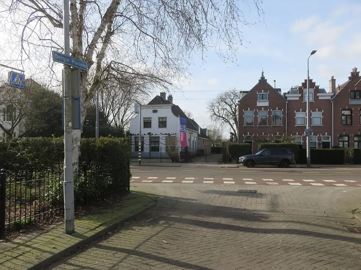 Un carrefour tranquille bordé de maisons en briques à Hillegersberg, Rotterdam