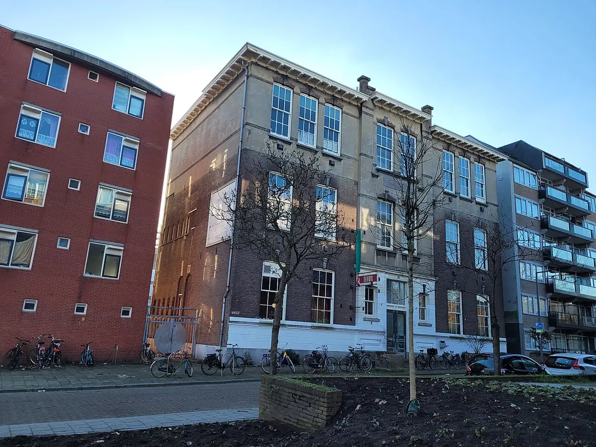 Un immeuble d’habitation en briques rouges dans le quartier de Kralingen-Crooswijk