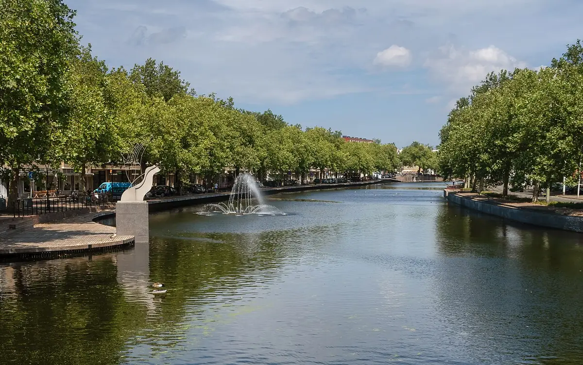 Le canal de la Rotte bordé d’arbres près du Noordplein à Rotterdam