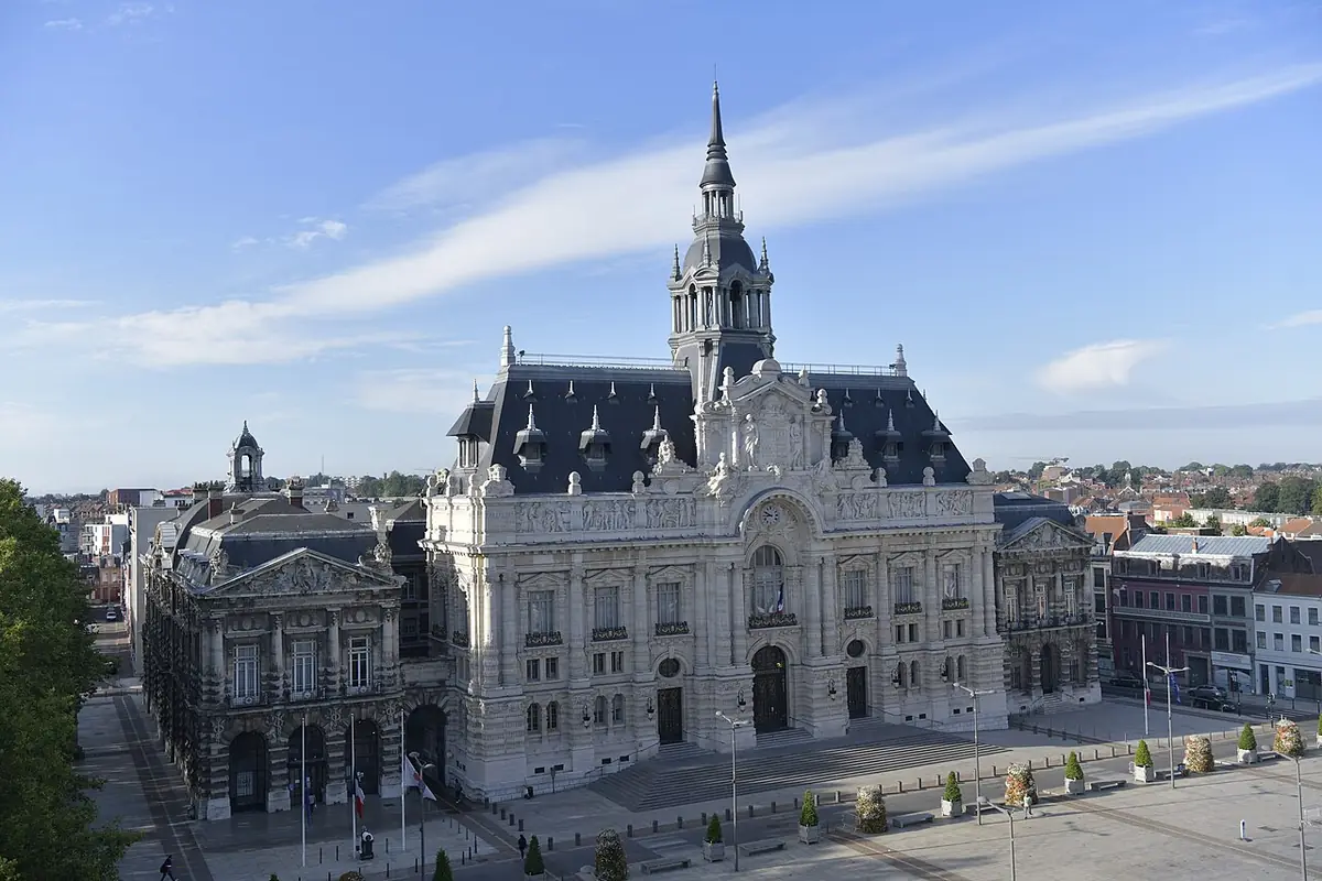 L’hôtel de ville de Roubaix et son beffroi sur la grand-place, toits de la ville autour