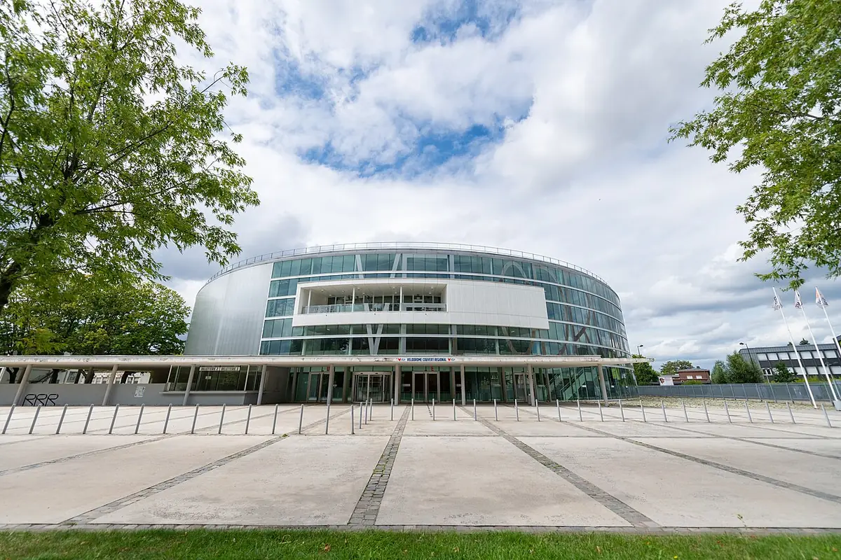 Le Stab, vélodrome couvert de Roubaix, bâtiment vitré arrondi devant une esplanade
