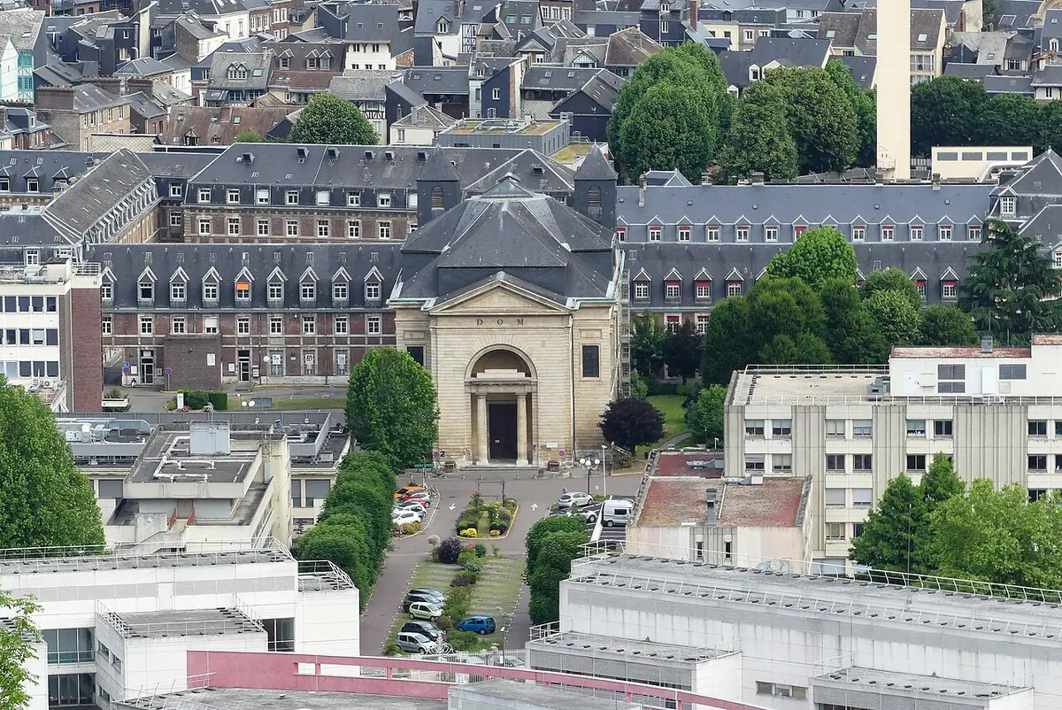 Vue plongeante sur l’hôpital Charles-Nicolle et les toits d’ardoise des immeubles de Rouen