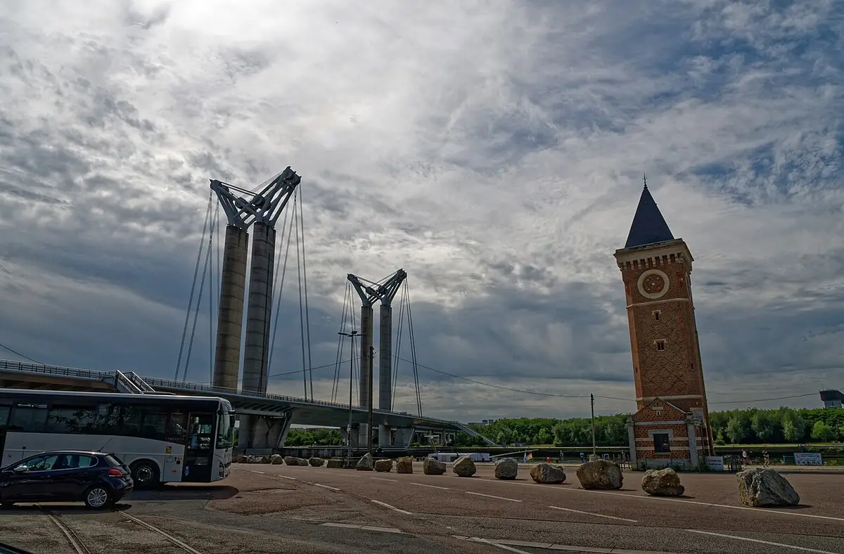 Le pont Gustave-Flaubert et ses pylônes à Rouen, une tour de brique au premier plan