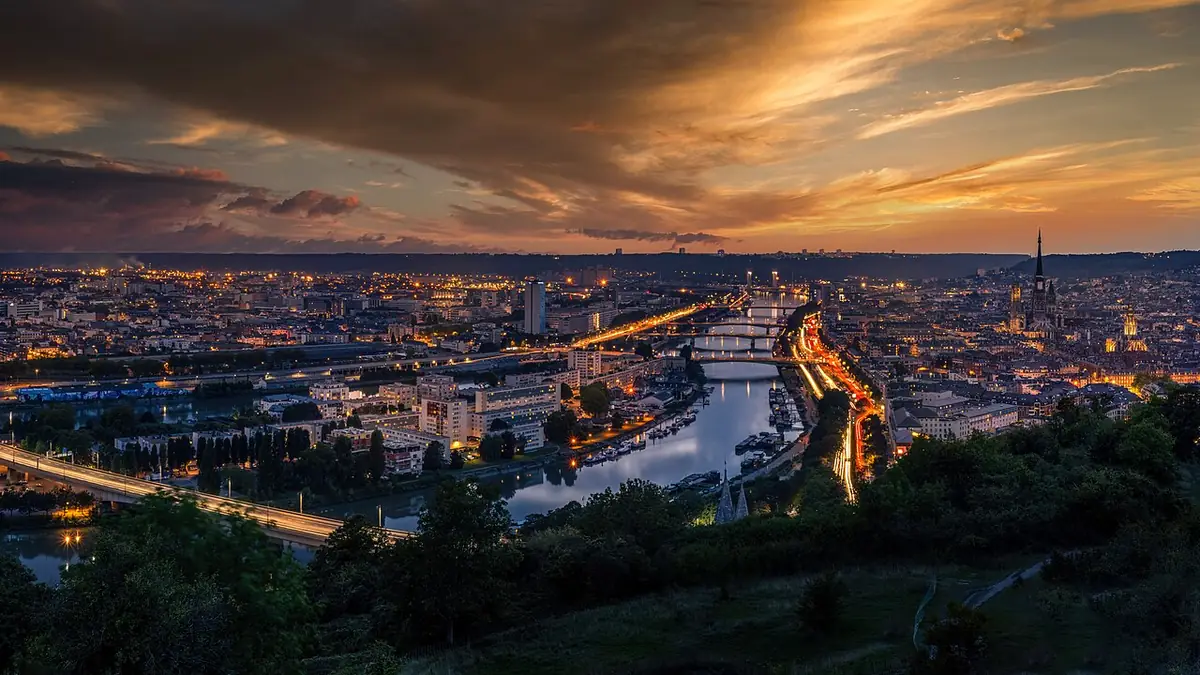 Rouen au coucher du soleil, lumières de la ville et reflets sur la Seine