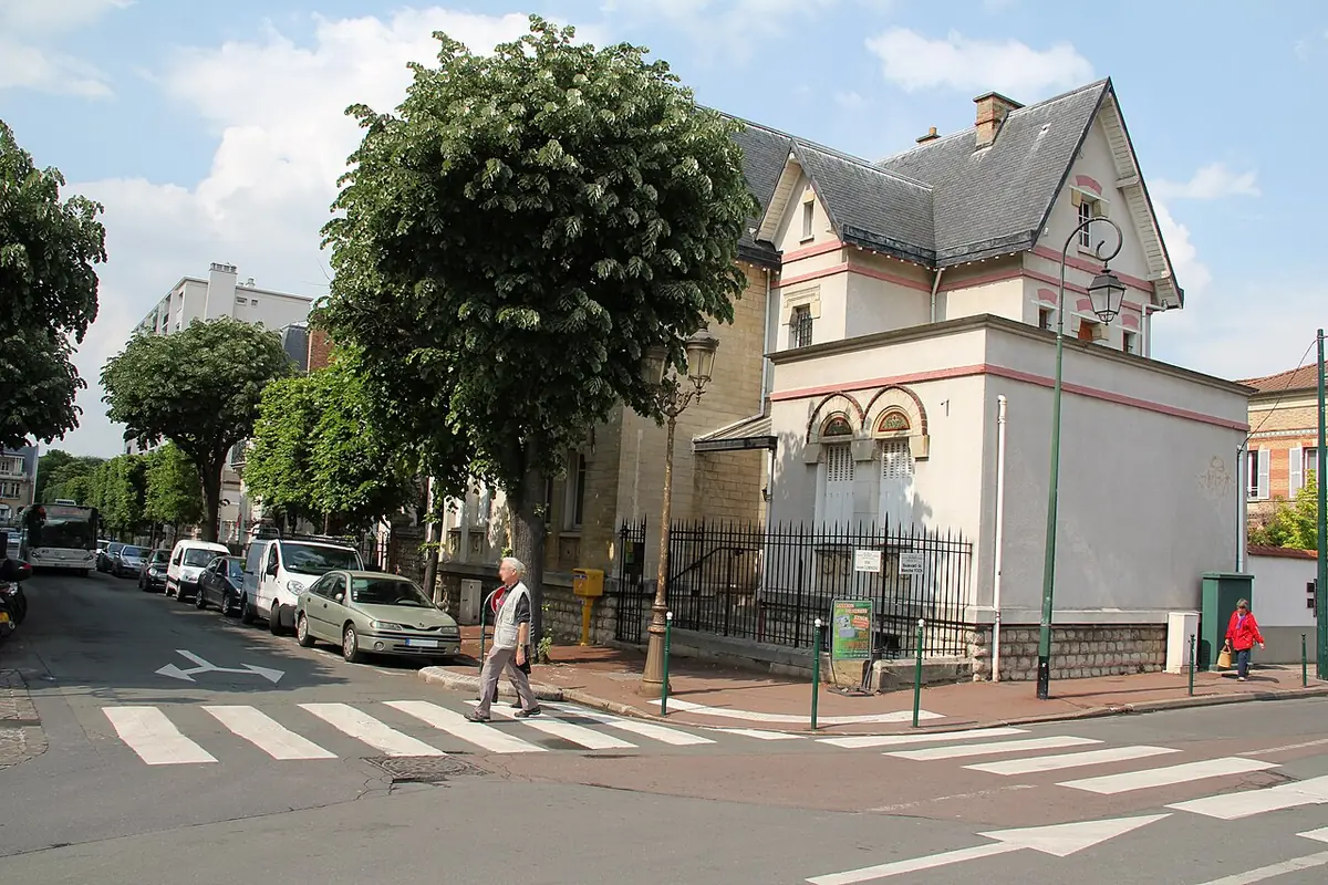 Carrefour de l’avenue Georges-Clemenceau à Rueil-Malmaison, maison ancienne et arbres