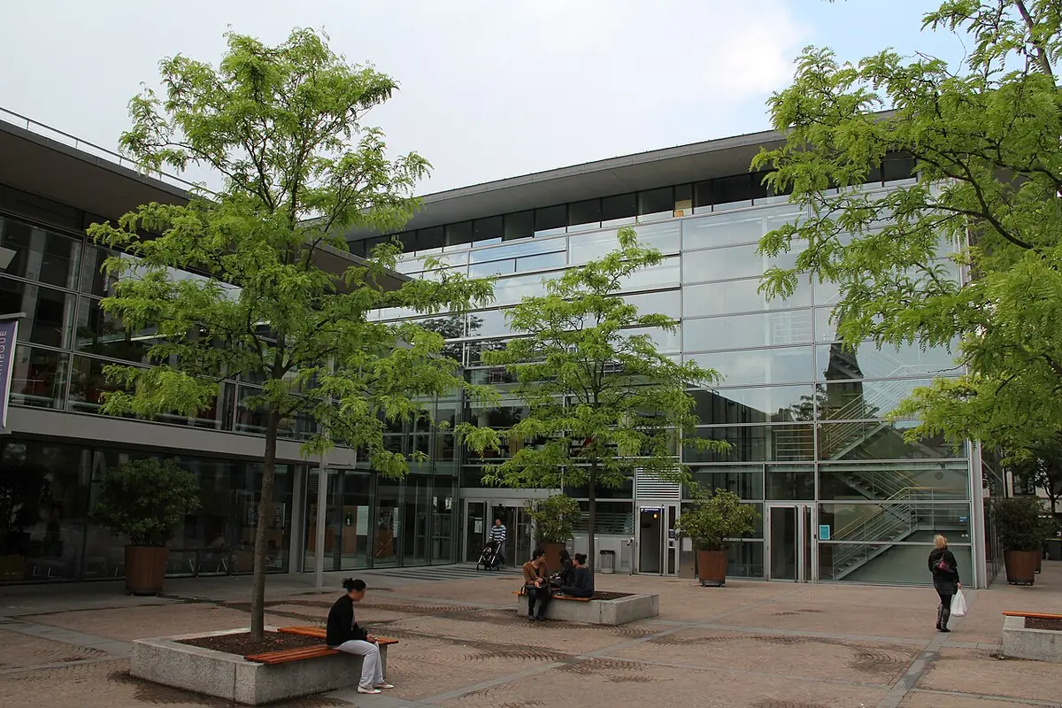 Parvis arboré de la médiathèque de Rueil-Malmaison et sa façade vitrée