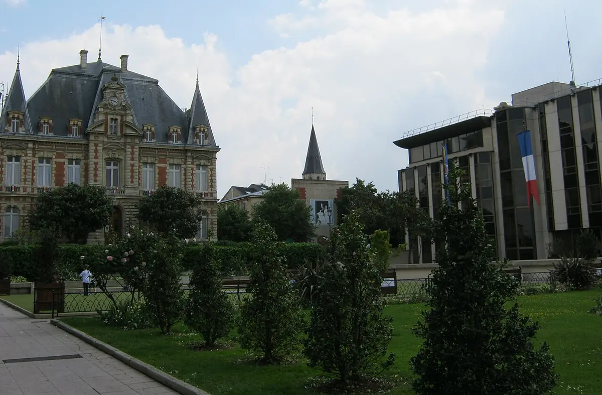 L’ancien et le nouvel hôtel de ville de Rueil-Malmaison séparés par un jardin