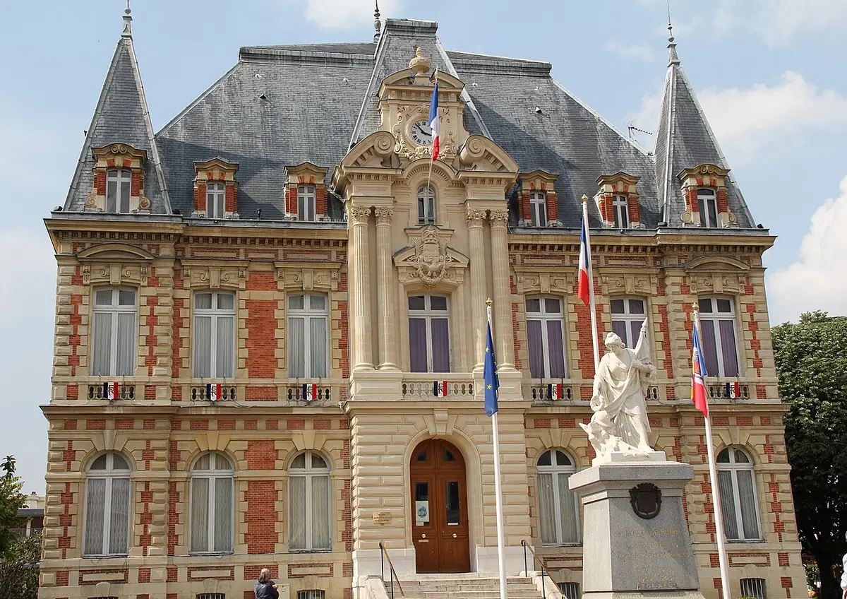 L’ancien hôtel de ville de Rueil-Malmaison en brique et pierre, monument aux morts devant